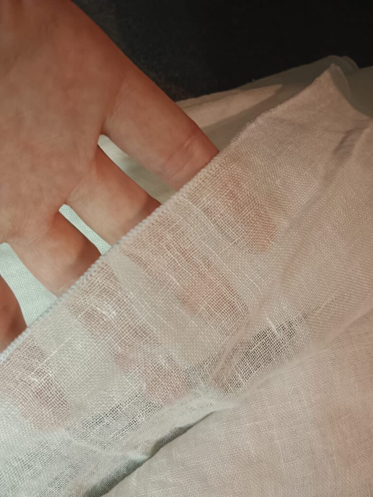 Feinleinen mit durchscheinender Hand