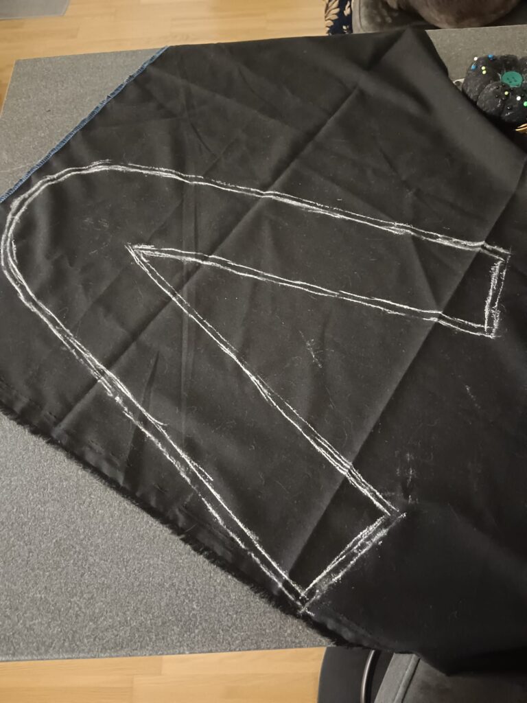 Giornea Facing auf schwarzem Stoff gemalt vorm Ausschneiden