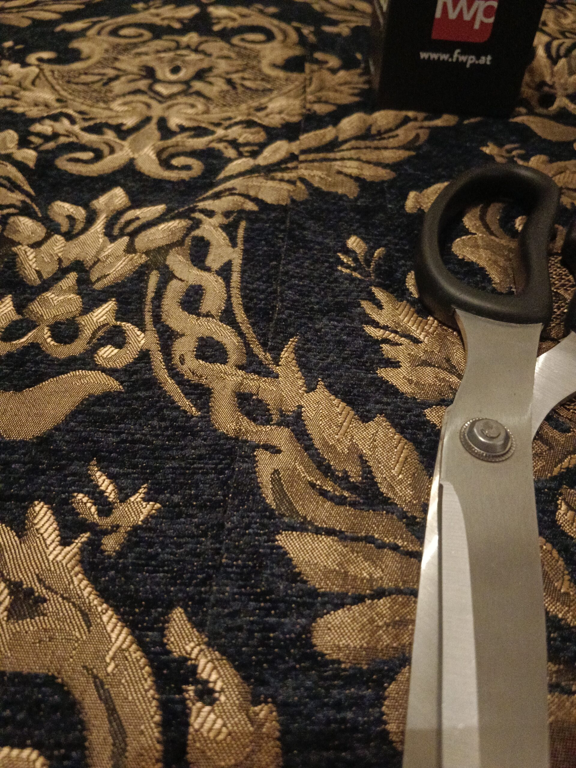 Bild von Giornea Stoff und Stoffschere beim Pattern matching