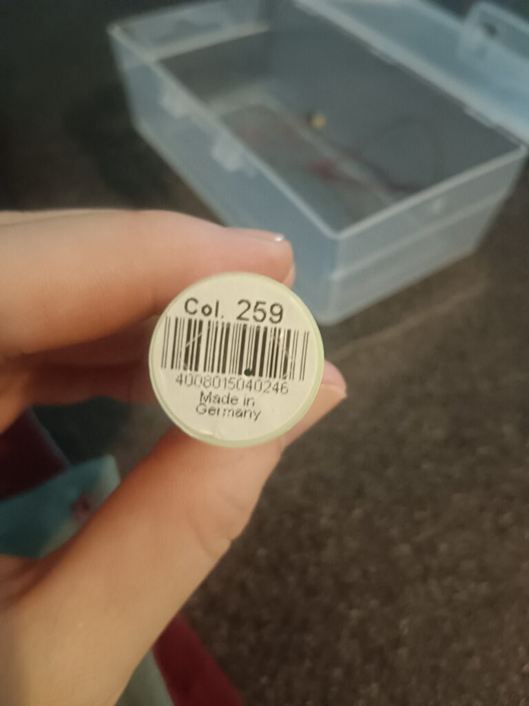 Nahaufnahme der Knopflochseide mit Farbcode